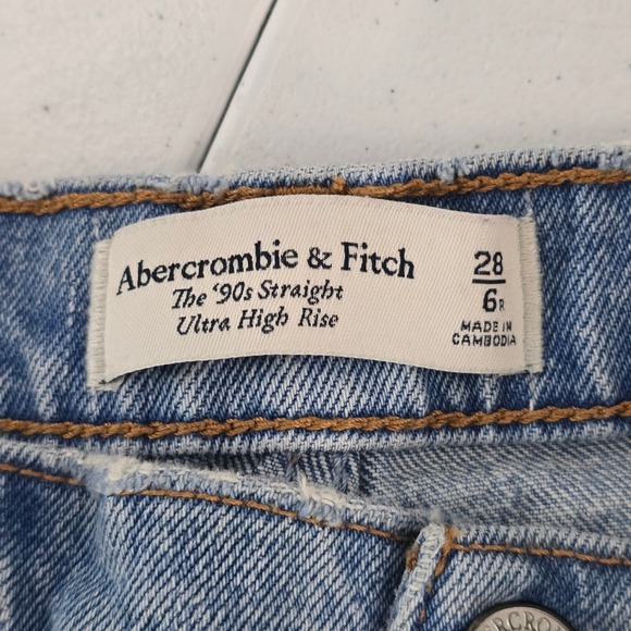 Abercrombie & Fitch 90s Straight Ultra High Rise Light‎ Wash Distressed Jeans - Picture 8 of 9